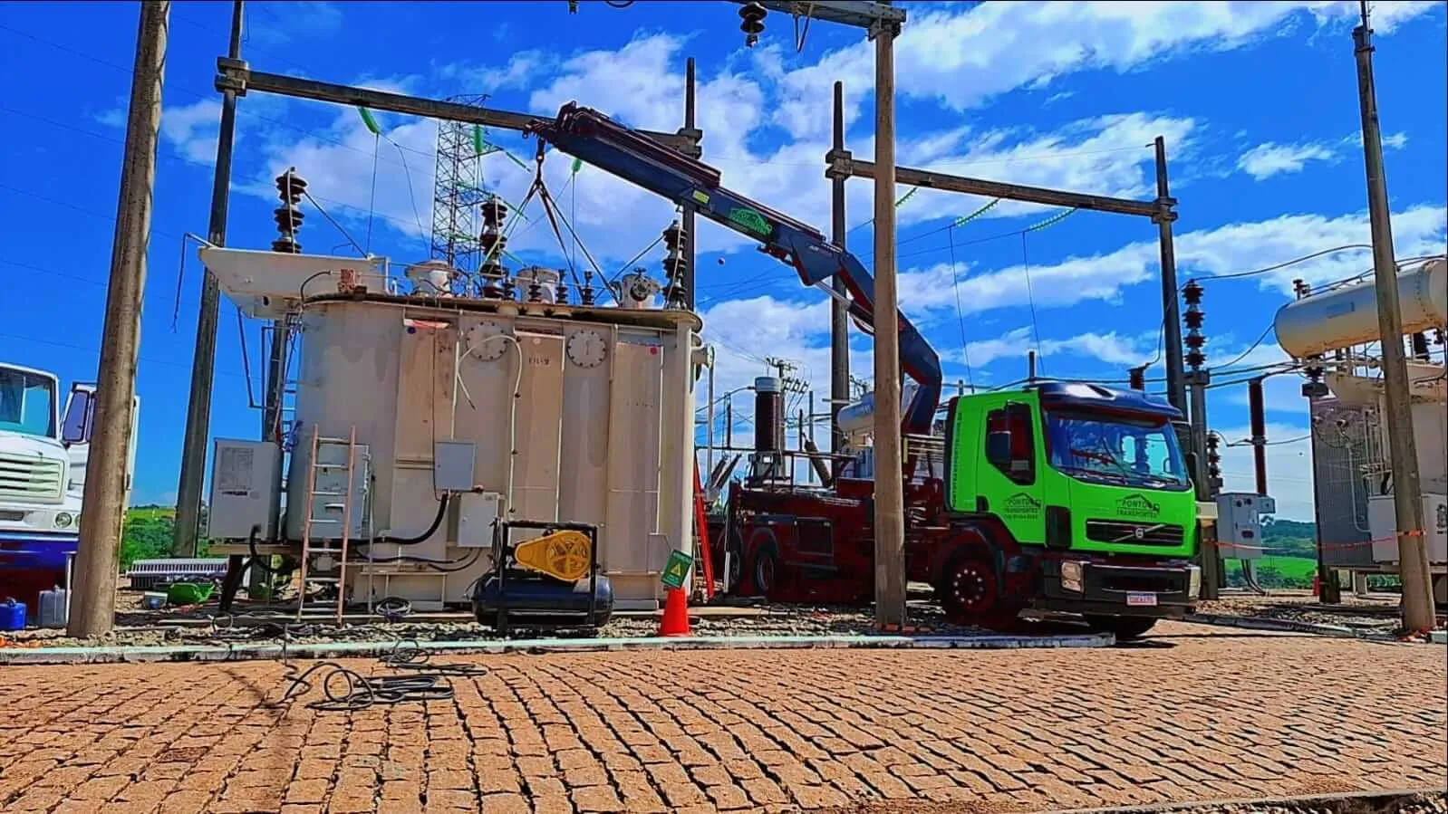 Caminhão munck movimentando transformador em subestação de energia