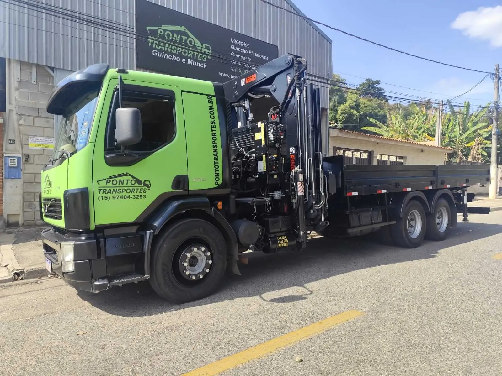 Caminhão munck verde da Ponto Transportes estacionado na base em Sorocaba