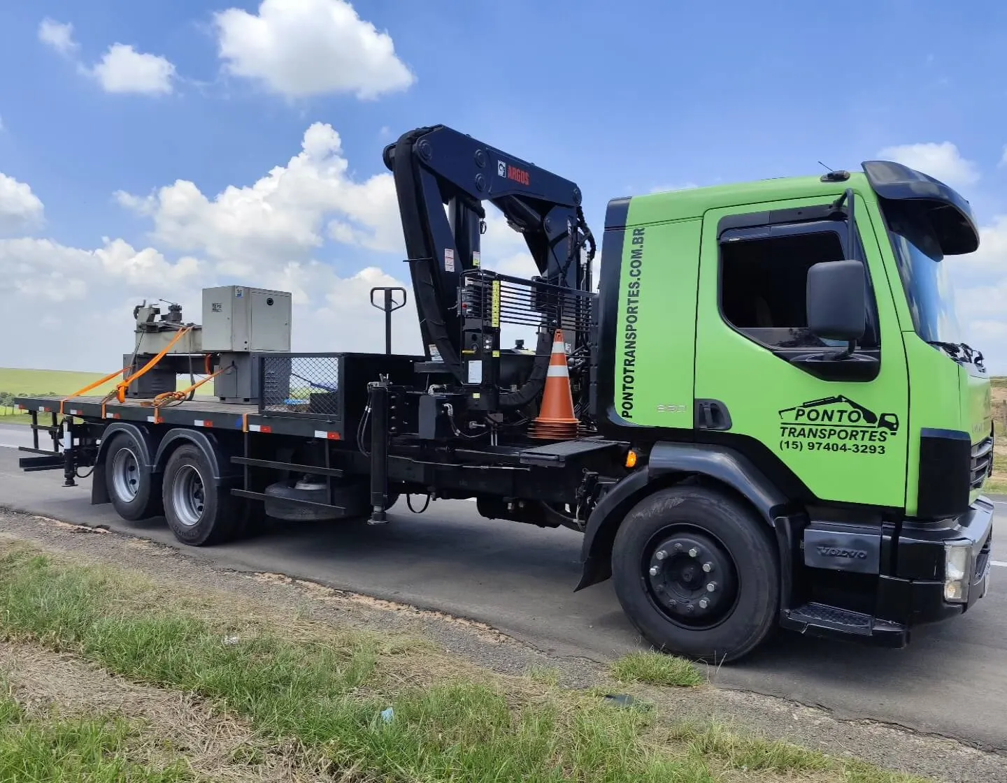 Caminhão munck da Ponto Transportes com carga na carroceria